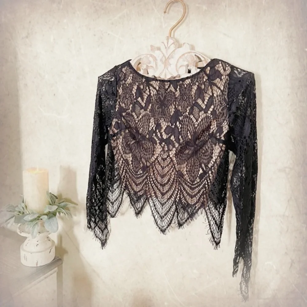 NWOT Guess Lace Cropped Top
